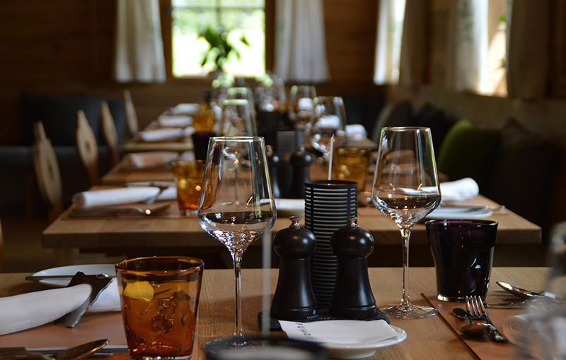 シャルドネ、レストランの店内、グラスやカトラリーがセットされたテーブルが並ぶ